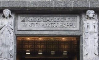 De naam van de Nederlandsche Handel-Maatschappij (NHM) boven de ingang van het huidige Stadsarchief Amsterdam. (CC BY 3.0 - Jane023)
