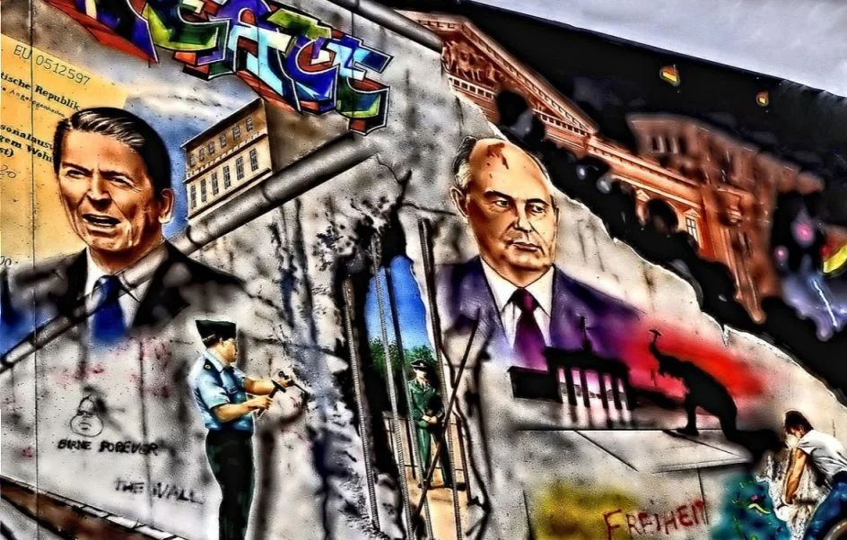 Michail Gorbatsjov en Ronald Reagan op een deel van de Berlijnse Muur (cc0 - Pixabay - 4536207)
