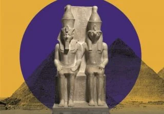 Het campagnebeeld bij de expositie Goden van Egypte’ toont een farao, Horemheb, naast een god, Horus, als symbool voor de verwevenheid van de Egyptische godenwereld met het koninkrijk.