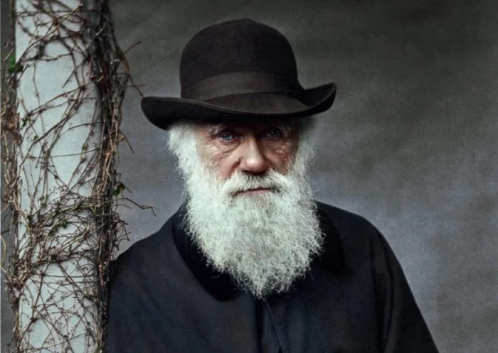 Detail van een foto van Charles Darwin - Foto uit: ‘De tijd in kleur. Beelden uit de wereldgeschiedenis 1850 – 1960’ - Dan Jones en Marina Amaral, Uitgeverij Omniboek