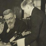 Iwan Kriens (1937), vlak voor zijn pensioen, met een leerling in één van de restaurants van de Hotel and Restaurant School. Foto Collectie Westminster Kingsway College (Barrats Photo)