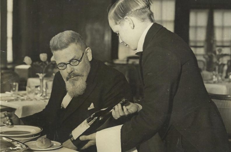 Iwan Kriens (1937), vlak voor zijn pensioen, met een leerling in één van de restaurants van de Hotel and Restaurant School. Foto Collectie Westminster Kingsway College (Barrats Photo)