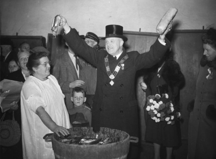 Haring en wittebrood tijdens een herdenking van het Leidens Ontzet in 1947 (CC0 - Archief - J.D. Noske)
