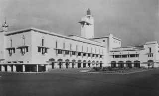 Soerabaja. Het nieuwe gouverneurskantoor, gebouwd in 1930 (Wikimedia/Collectie Tropenmuseum)