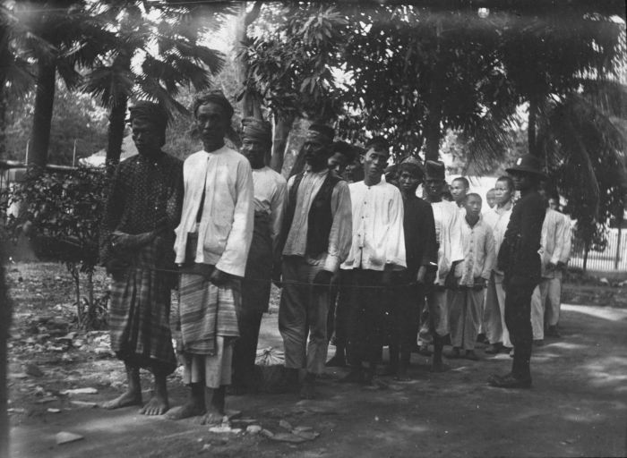 Veroordeelden worden in Soerabaja naar de gevangenis gebracht.  (Wikimedia/Collectie Stichting Nationaal Museum van Wereldculturen)