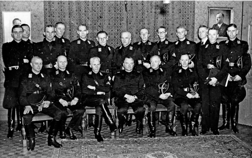 Beëdiging van de Gemachtigden van Mussert, Den Haag, 8 februari 1943. Hannema staat op de achterste rij, derde van rechts, als enige niet in uniform. Bron: Hannema, museumdirecteur