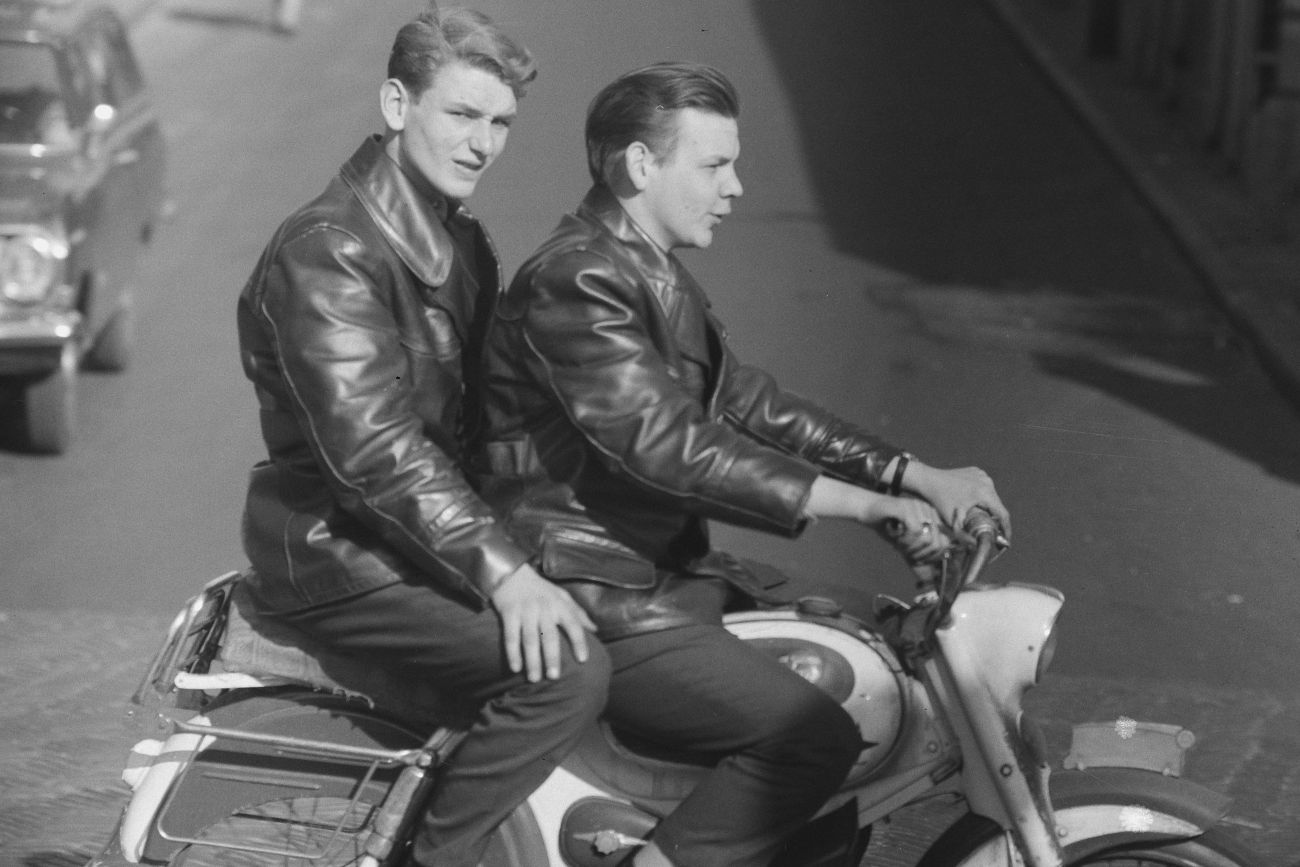 Twee nozems op een bromfiets, 1965