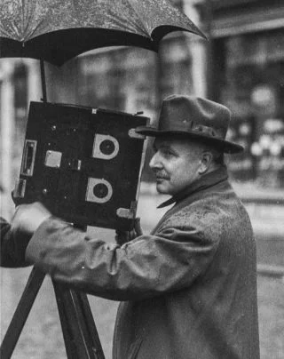 Willy Mullens achter de camera in 1928 in Breda (Publiek Domein - wiki)