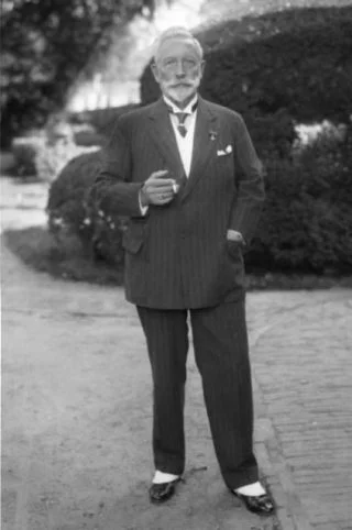 Ex-keizer Wilhelm II in Doorn poserend in burgerkleding.(1933) - Publiek Domein / wiki