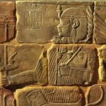 Reliëf van de Nubische koning Amanitenmemide, die regeerde vlak voor de Romeinen naar Nubië kwamen. Egyptische artistieke invloed is duidelijk maar het ronde hoofd, de grote ogen en de gespierde ledematen zijn kenmerkend voor de kunst van Meroë. (Neues Museum, Berlijn)