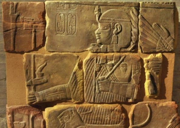 Reliëf van de Nubische koning Amanitenmemide, die regeerde vlak voor de Romeinen naar Nubië kwamen. Egyptische artistieke invloed is duidelijk maar het ronde hoofd, de grote ogen en de gespierde ledematen zijn kenmerkend voor de kunst van Meroë. (Neues Museum, Berlijn)