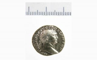 Zilveren denarius met afbeelding keizer Trajanus (98-117). Foto: Portable Antiquities of the Netherlands, PAN-34536 (CC BY-SA 4.0)