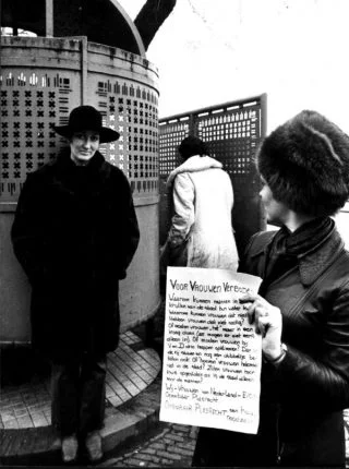 Nora Rozenbroek (l) tijdens een actie van Dolle Mina voor plasrecht, door onbekende fotograaf, 1970 (Amsterdam Museum - ANP) 