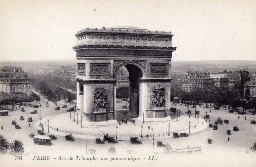 Arc de Triomphe op een ansichtkaart uit circa 1920 (Publiek Domein - wiki)