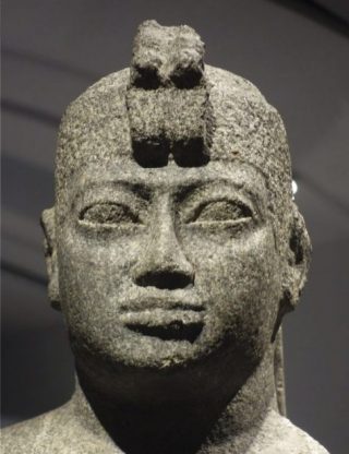 Koning Senkamanisken met de dubbele uraeus-slang, die symbool staat voor de heerschappij over Nubië én Egypte