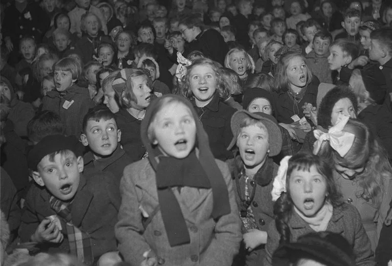 Sint Nicolaas in Amsterdam. Kinderen in zaal - 30 november 1945 (CC0 - Theo van Haren Noman / Anefo)