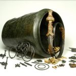 Vorstengraf in Oss - Urn met de inhoud, waaronder het kromgetrokken zwaard (Foto: Museum Jan Cunen - RMO)