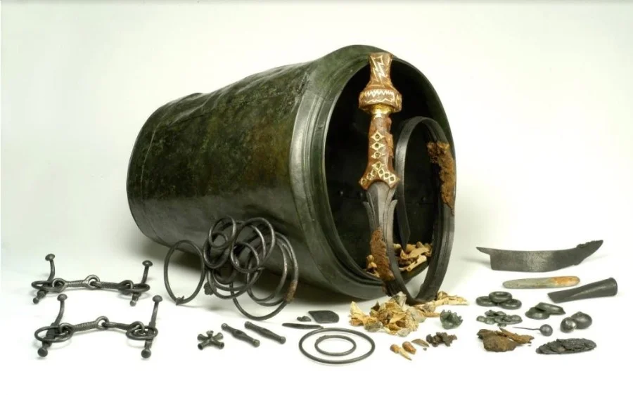 Vorstengraf in Oss - Urn met de inhoud, waaronder het kromgetrokken zwaard (Foto: Museum Jan Cunen - RMO)
