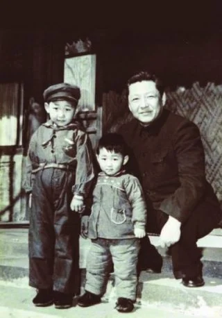 Xi Jinping (links) met zijn jongere broer en vader, Xi Zhongxun (1958) - Publiek Domein/wiki