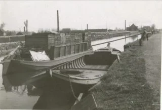 Een tuinder heeft vanwege de aangekondigde inundatie zijn tuin afgebroken. (Beeldbank WO2 – NIOD)