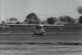 Still van een video over de vliegende auto van Waldo Waterman, circa 1937 (Still VPRO-video)