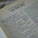 Begin van het Bijbelboek Genesis (CC0 - Pixabay - SpencerWing)