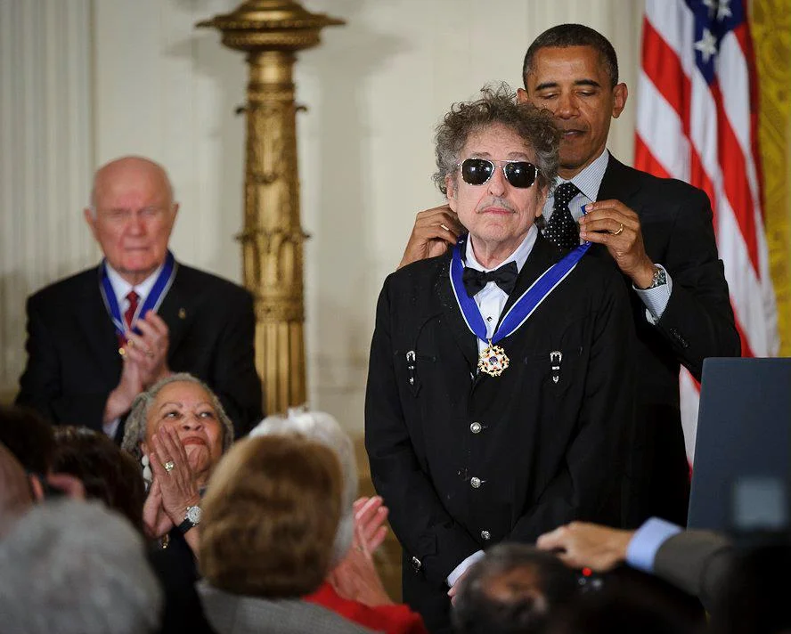 Bob Dylan ontvangt de Medal of Freedom van Barack Obama, mei 2012 (Publiek Domein - wiki)