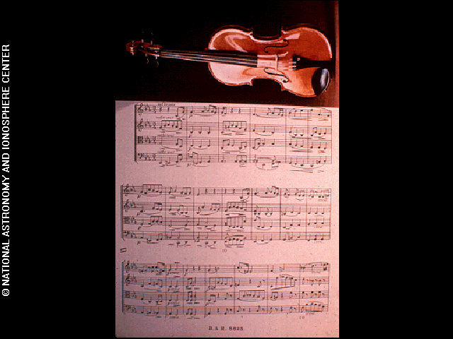 Foto van bladmuziek en een viool