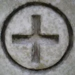 Grieks kruis op een grafsteen (CC BY-SA 3.0 - BrokenSphere - wiki)