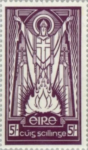 St. Patrick, de nationale beschermheilige van Ierland treft voorbereidingen voor een paasvuur, postzegel uit 1937 (Publiek Domein - wiki)