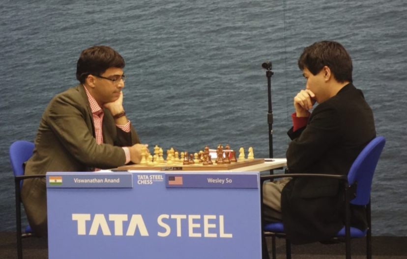 Viswanathan Anand tegen Wesley So tijdens het Tata Schaak-toernooi in 2018 (CC BY-SA 4.0 - Vysotsky - wiki)