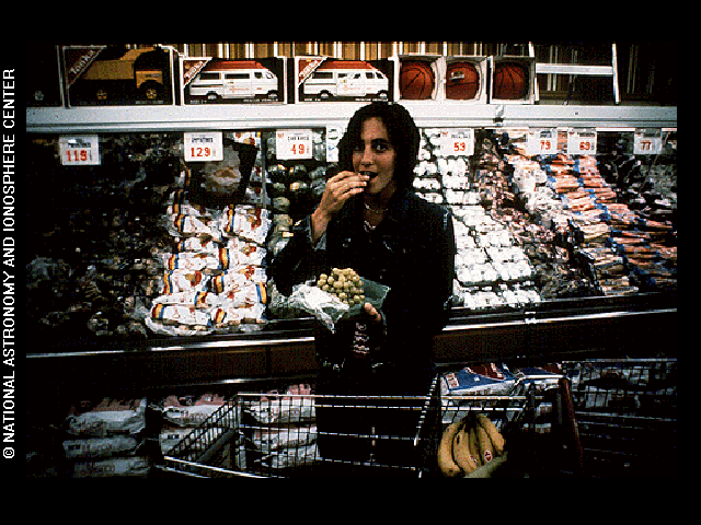 Vrouw in een supermarkt