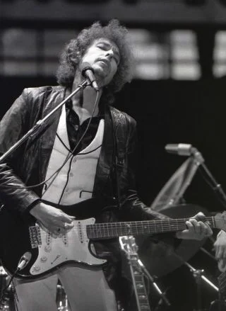Bob Dylan tijdens een optreden in Nederland, 23 juni 1978 (CC BY-SA 2.0 - Chris Hakkens - wiki)