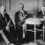 Gustav Stresemann, Austen Chamberlain en Aristide Briand tijdens de onderhandelingen voor het Verdrag van Locarno (CC BY-SA 3.0 de - Bundesarchiv)