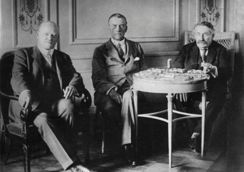 Gustav Stresemann, Austen Chamberlain en Aristide Briand tijdens de onderhandelingen voor het Verdrag van Locarno (CC BY-SA 3.0 de - Bundesarchiv)