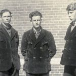 Foto van drie dienstweigeraars in Veenhuizen op de dag van de vrijlating, maart 1936 (Collectie Gevangenismuseum)