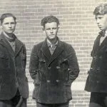 Foto van drie dienstweigeraars in Veenhuizen op de dag van de vrijlating, maart 1936 (Collectie Gevangenismuseum)