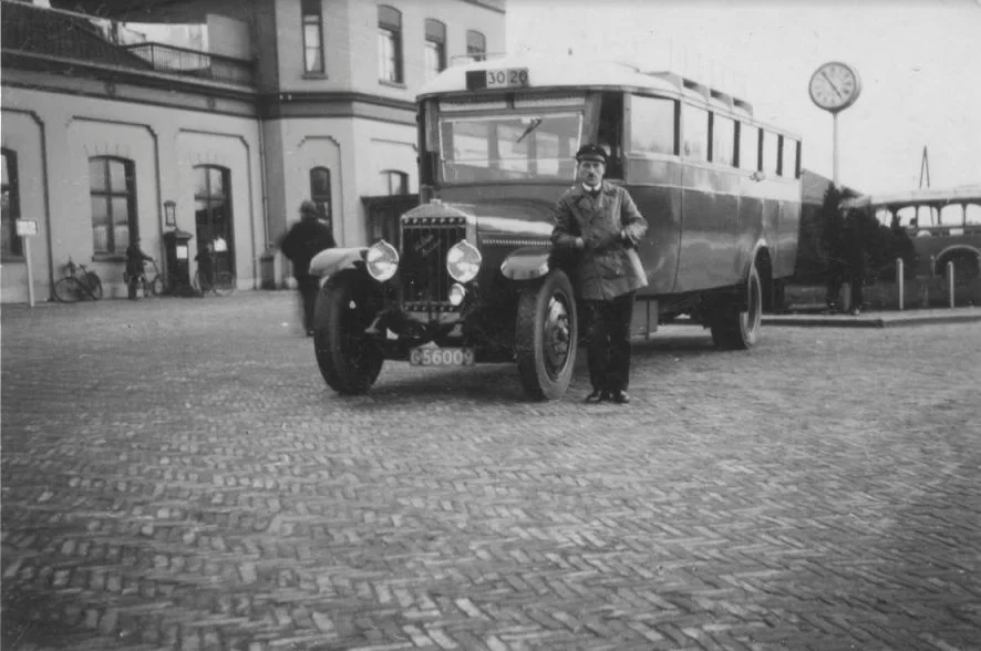 Chauffeur Anton Martin Frerichs bij de bus op het station in Assen, circa 1935 (Collectie Gevangenismuseum)