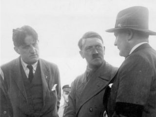 Hanfstaengl (links) met Hitler en Hermann Göring, zomer 1932 (cc - Bundesarchiv)