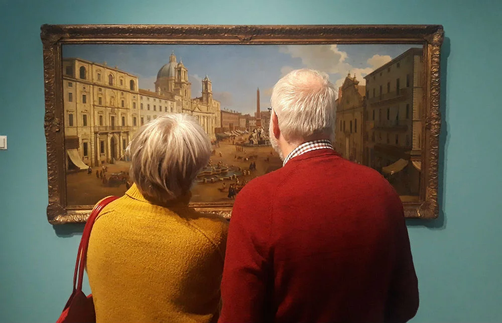 Een echtpaar bekijkt een werk van Caspar van Wittel tijdens de tentoonstelling bij Kunsthal KAdE - Foto: Historiek, 2019