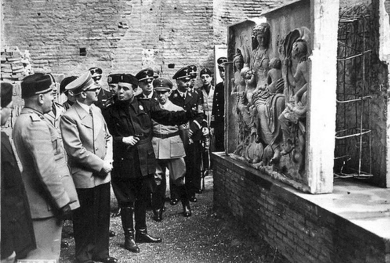 Ranuccio Bianchi Bandinelli (r) geeft Hitler en Mussolini uitleg bij een beeldhouwwerk, 1938 (Publiek Domein - wiki)