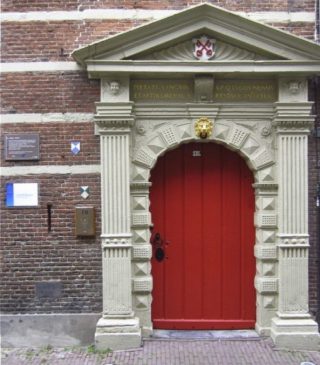 Toegangspoort van de Latijnse school van Leiden (CC BY-SA 4.0 - Jürgen Eissink - wiki)