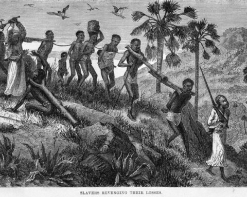 Arabische slavenhandelaren met hun 'vangst' in Mozambique.