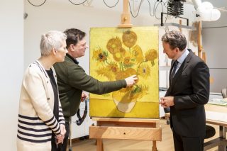 Axel Rüger (directeur) bij 'Zonnebloemen' in het restauratieatelier, samen met Ella Hendriks en René Boitelle (restauratoren) - Foto: Jan-Kees Steenman - Van Gogh Museum