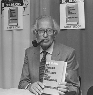 Loe de Jong met boek 11c, 1986 (CC0 - Roland Gerrits / Anefo)
