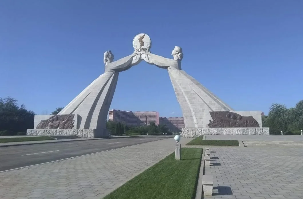 De ‘Herenigingsboog’ boven de zuidelijke toegangsweg van Pyongyang symboliseert het Noord-Koreaanse verlangen naar Koreaanse eenheid. (Foto: André Horlings)