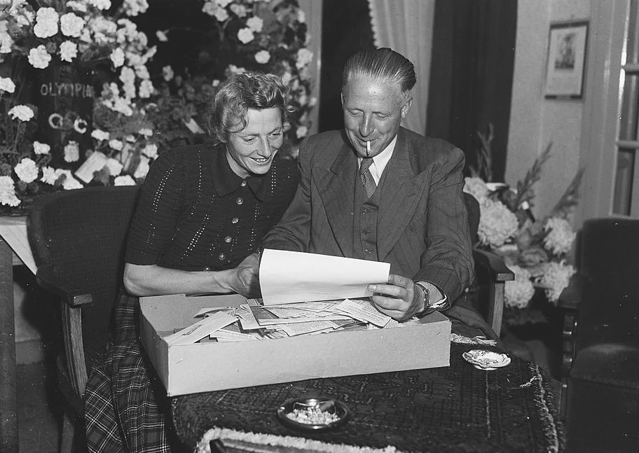 Fanny Blankers-Koen en haar man Jan (die in 1949 haar biografie schreef). - CC0 - Anefo - Snikkers - wiki