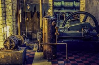 Machine in een oude fabriek (CC0 - Pixabay - dimitrisvetsikas1969)