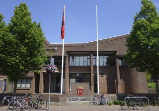 Gemeentehuis van de gemeente Ouder-AGemeentehuis van de gemeente Ouder-Amstel in Ouderkerk aan de Amstelmstel in Ouderkerk aan de Amstel (CC BY-SA 4.0 - Dqfn13 - wiki)