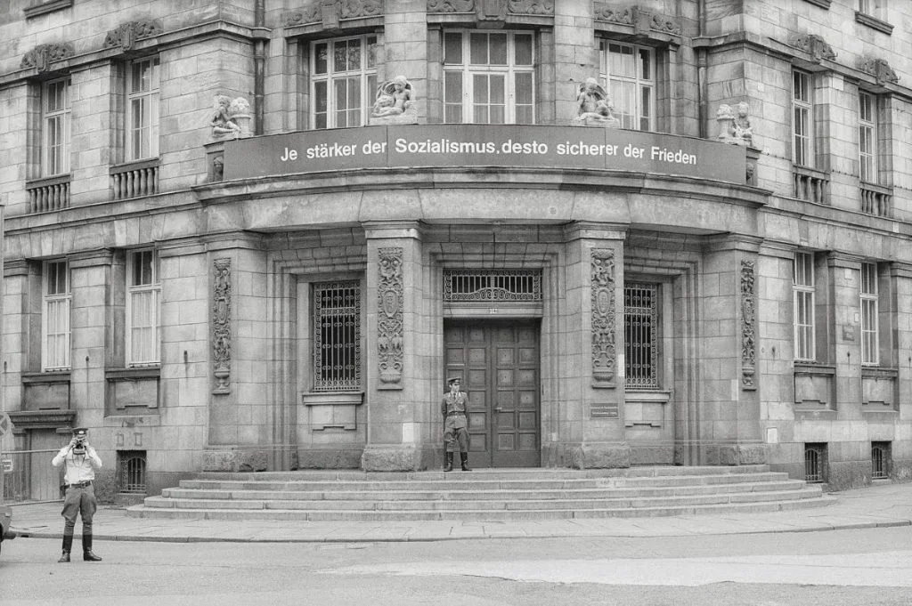 Foto van het Stasi-kantoor in Leipzig, 1984 - Foto: Alfred Huizinga